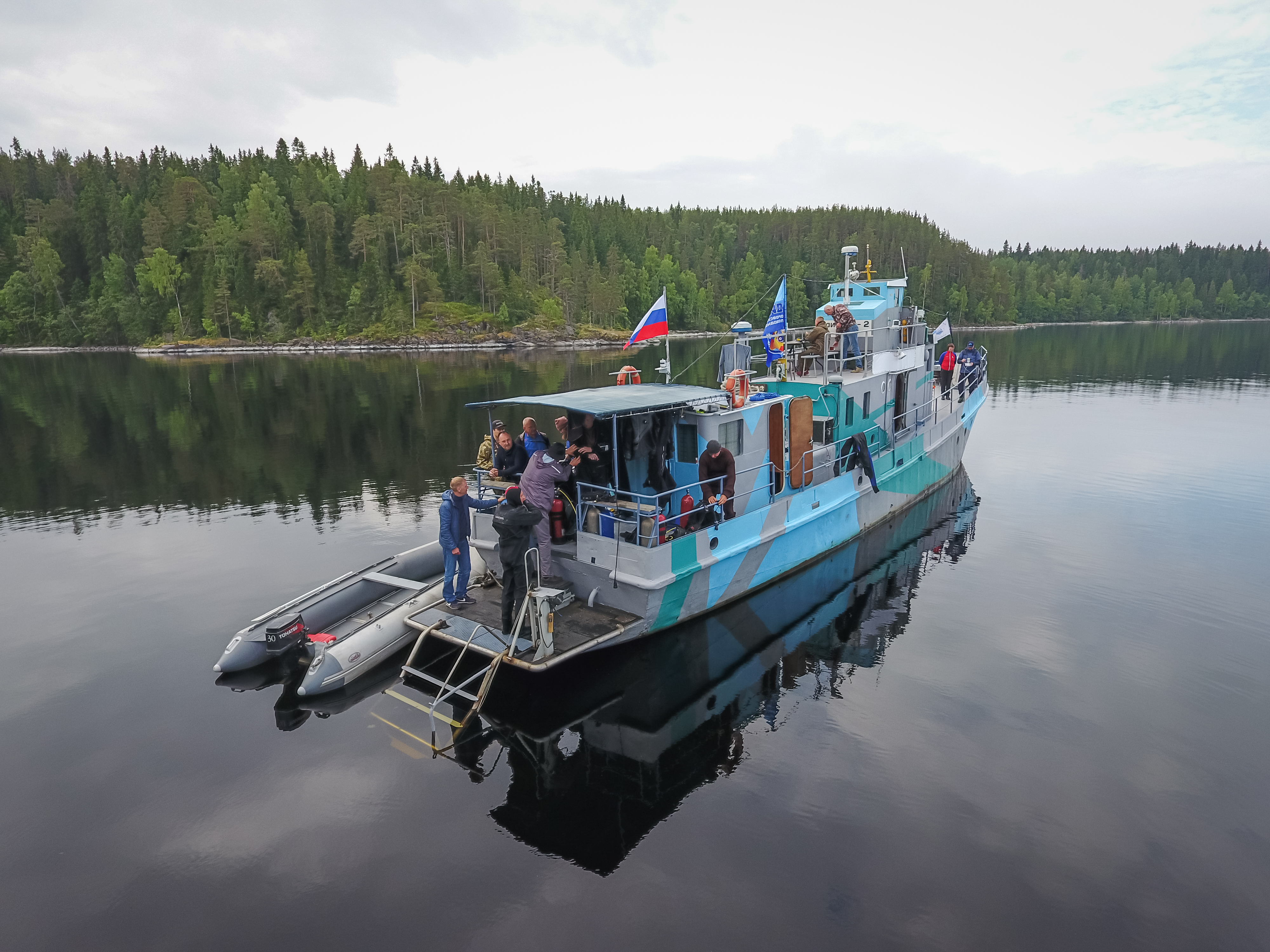 Divers of the Oryol dive club "Divo" on the dive boat Odyssey-2 captained by Mikhail Chupin. Photo by Stanislav Trofimov.