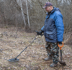 Staff from the Russian Academy of Sciences' Institute of Archaeology investigate the coastal zone of the river, using metal detectors. Photo by Stanislav Trofimov 