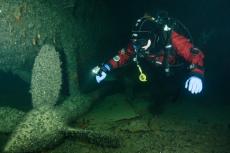 The author shines a light on the propellor of the Akula wreck